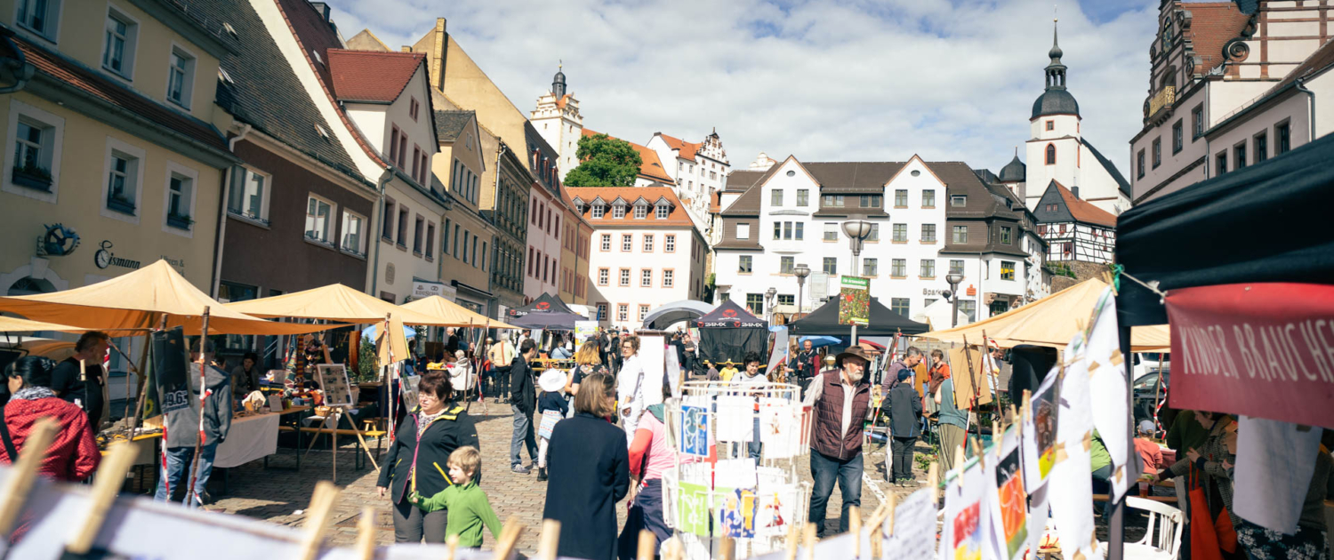 Kulturmarkt auf dem Marktplatz Colditz im Sonnenschein