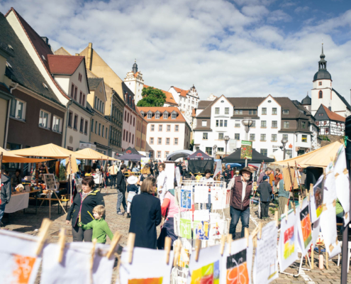 Kulturmarkt auf dem Marktplatz Colditz im Sonnenschein