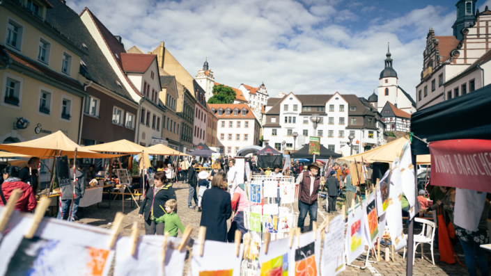 Kulturmarkt auf dem Marktplatz Colditz im Sonnenschein