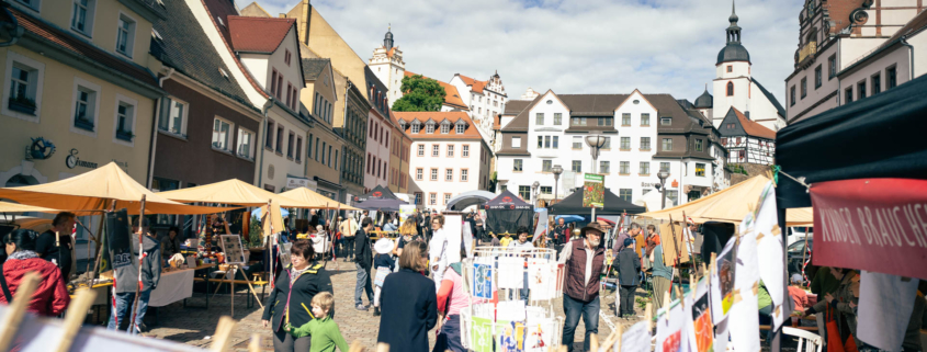Kulturmarkt auf dem Marktplatz Colditz im Sonnenschein